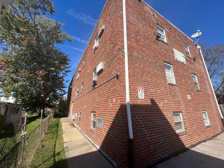 5711 & 5910 Erdrick Street portefeuille de 2 biens à vendre sur LoopNet.fr - Photo de l’immeuble – Image 2 sur 9