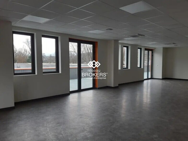Bureau dans Méry à vendre - Photo de l’immeuble – Image 2 sur 5