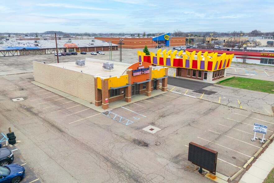 32600 John R Rd, Madison Heights, MI à louer - Photo de l’immeuble – Image 2 sur 9