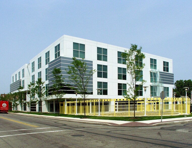 8111 Quincy Ave, Cleveland, OH à louer - Photo de l’immeuble – Image 3 sur 12