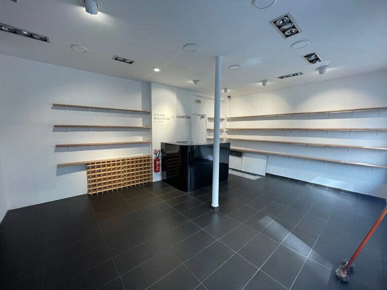 Local commercial dans Paris à louer - Photo de l’immeuble – Image 2 sur 3