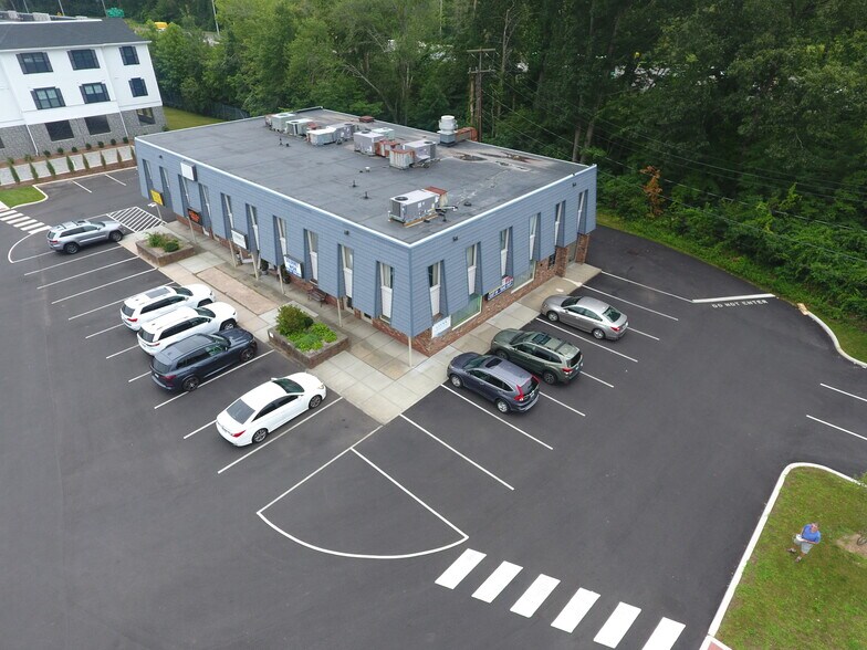 365 E Main St, Branford, CT à louer - Photo de l’immeuble – Image 1 sur 10