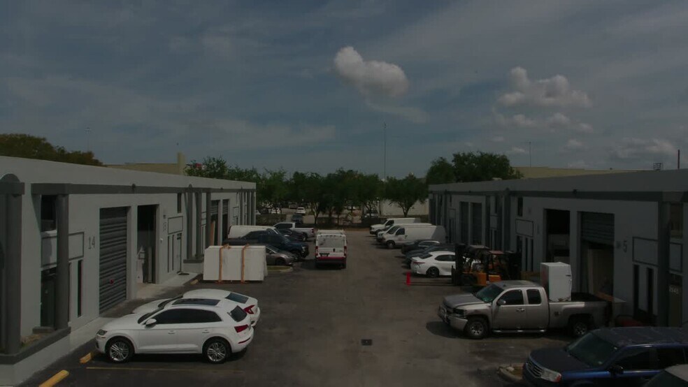 2545 W 80th St, Hialeah, FL à louer - Vidéo sur l’annonce professionnelle – Image 3 sur 8