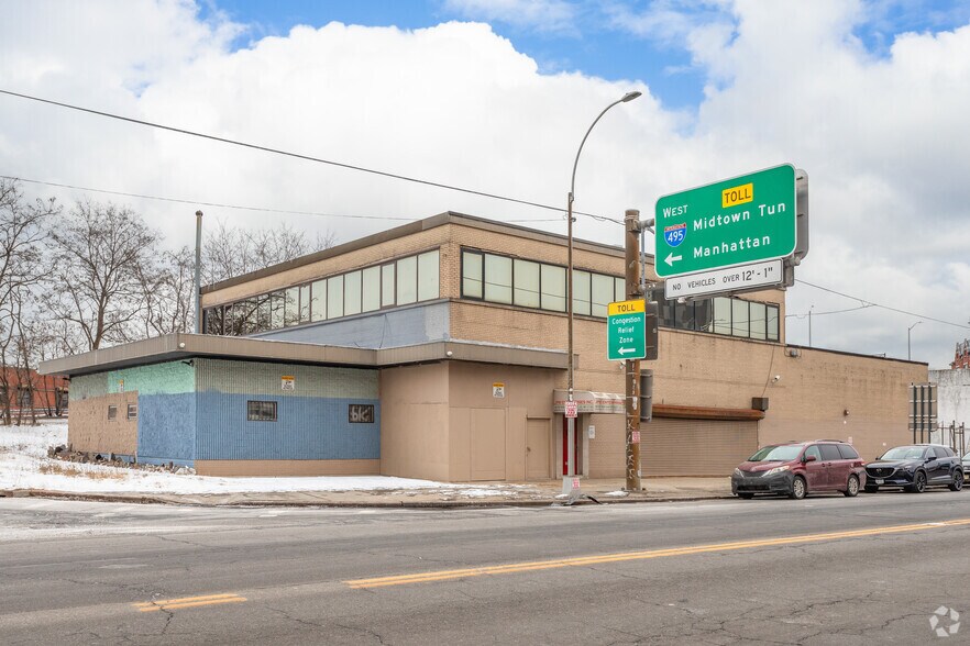 4939 Van Dam St, Long Island City, NY à vendre - Photo principale – Image 1 sur 14