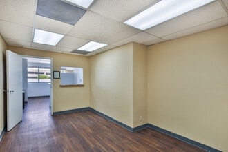 10515 Balboa Blvd, Granada Hills, CA à louer Photo intérieure– Image 2 sur 3