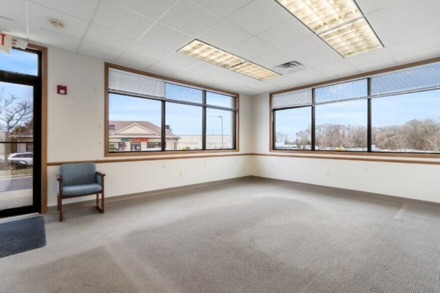 611-615 E Geneva St, Elkhorn, WI à louer - Photo de l’immeuble – Image 2 sur 9