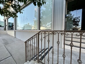 137-141 S Barrington Pl, Los Angeles, CA à louer Photo de l’immeuble– Image 2 sur 10
