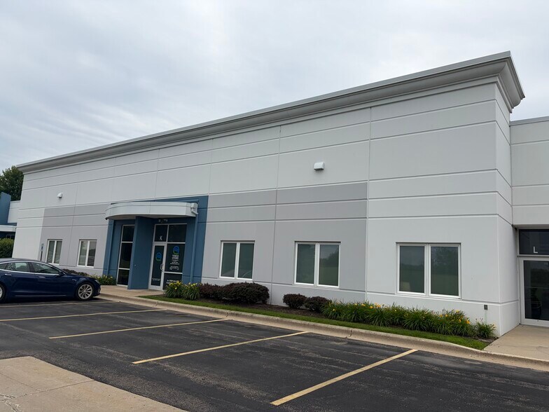720 N Heartland Dr, Sugar Grove, IL à louer - Photo de l’immeuble – Image 2 sur 19