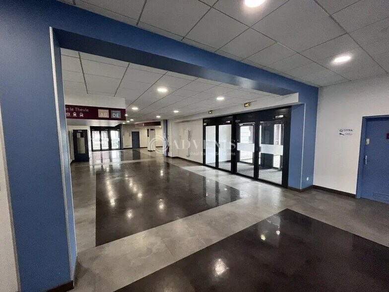 Bureau dans Montigny-le-Bretonneux à louer - Photo de l’immeuble – Image 2 sur 5