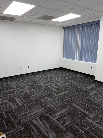 5600 Berry Brook Dr, Houston, TX à louer - Photo de l’immeuble – Image 3 sur 5