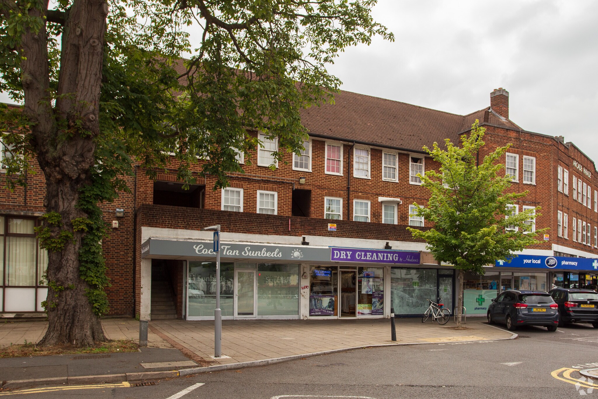 1-6 Elm Rd, Chessington à louer Photo principale– Image 1 sur 4