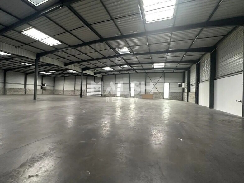 Bureau dans Saint-Priest à louer - Photo de l’immeuble – Image 1 sur 12