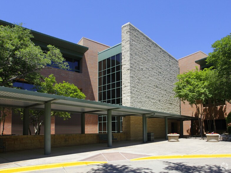 8900 Amberglen Blvd, Austin, TX à louer - Photo de l’immeuble – Image 2 sur 6