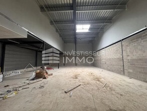 Local d’activités dans Villeneuve-sous-Dammartin à louer Photo de l’immeuble– Image 2 sur 8