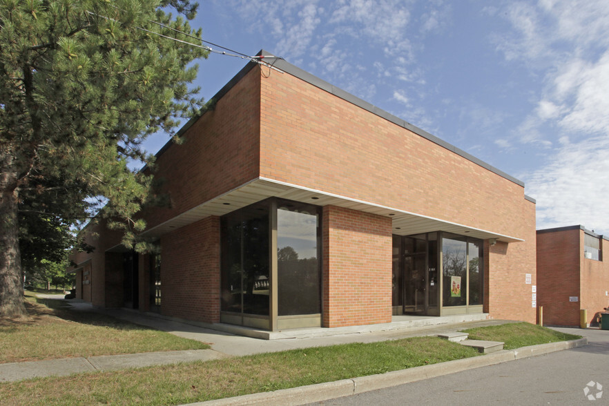 2181 Dunwin Dr, Mississauga, ON à vendre - Photo de l’immeuble – Image 2 sur 4
