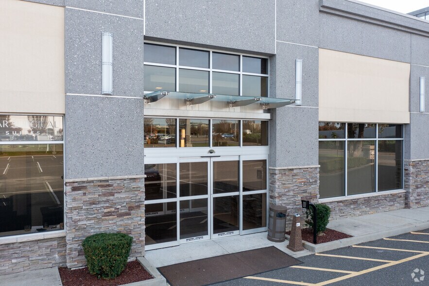 623 Stewart Ave, Garden City, NY à louer - Photo de l’immeuble – Image 2 sur 10