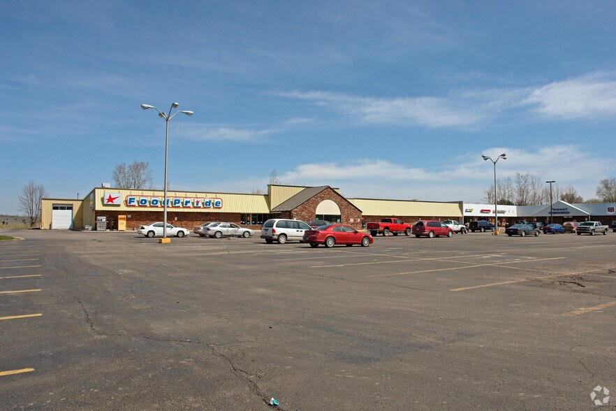 860-888 N Van Dyke Rd, Almont, MI à louer - Photo principale – Image 1 sur 2