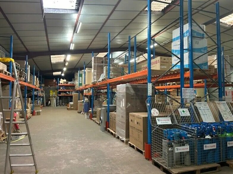 Local d’activités dans Saint-Avertin à louer - Photo de l’immeuble – Image 1 sur 9