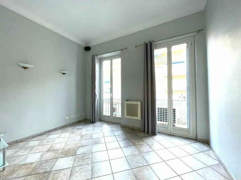 Bureau dans Menton à louer - Photo de l’immeuble – Image 3 sur 6