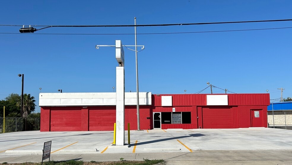 3607 S Staples St, Corpus Christi, TX à louer - Photo de l’immeuble – Image 1 sur 13