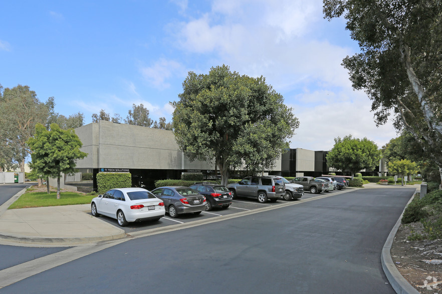2237 Faraday Ave, Carlsbad, CA à louer - Photo de l’immeuble – Image 3 sur 12