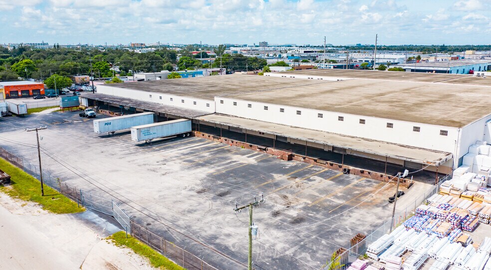 5400 NW 32nd Ct, Miami, FL à louer - Photo principale – Image 2 sur 16