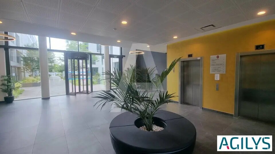 Bureau dans Massy à louer - Hall d’entrée – Image 1 sur 10
