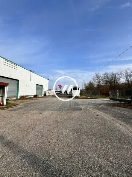 Local d’activités dans Nanteuil-le-Haudouin à louer - Photo de l’immeuble – Image 3 sur 5
