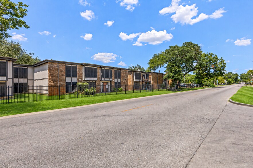 2833 Community Dr, Dallas, TX à vendre - Photo de l’immeuble – Image 1 sur 12