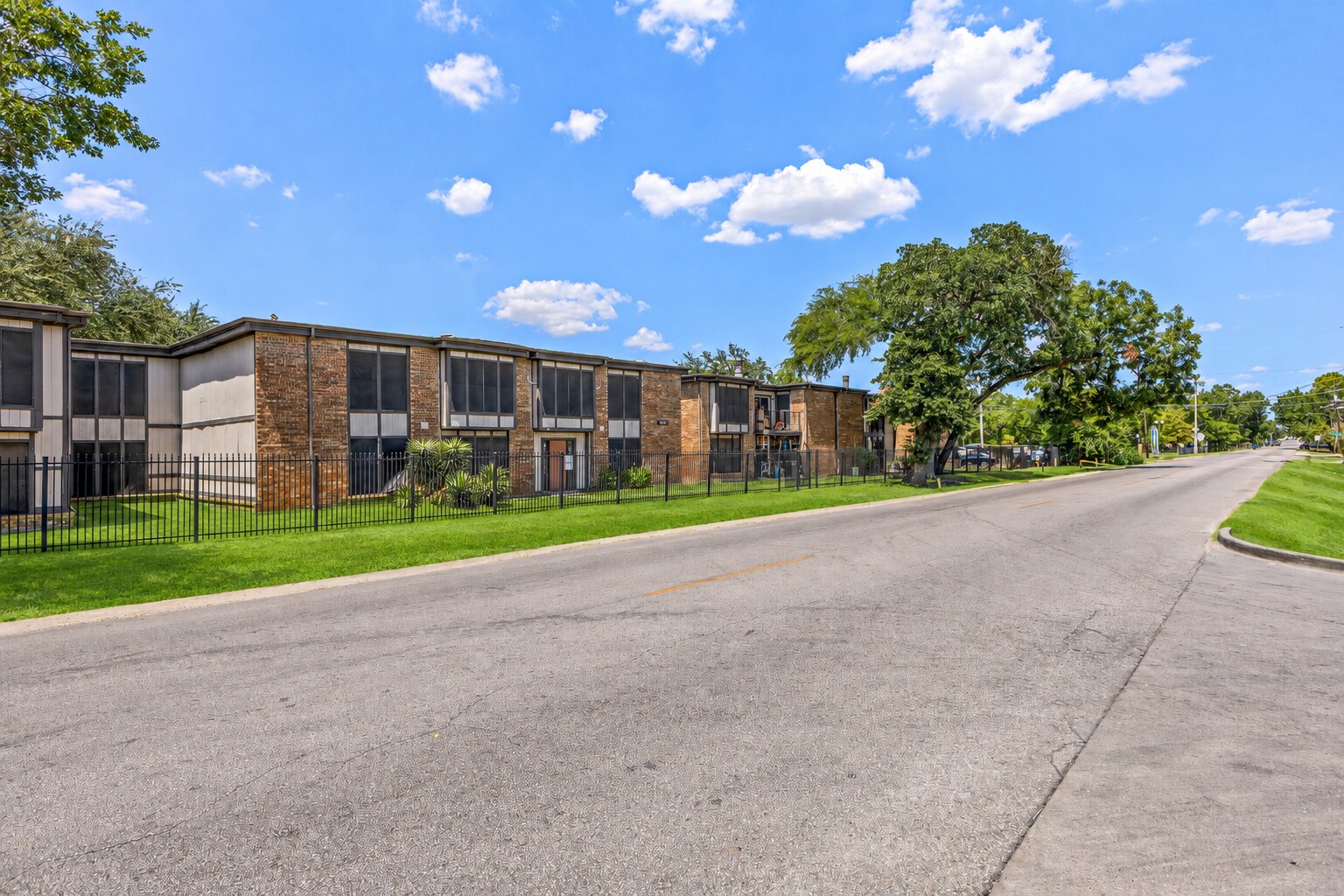 2833 Community Dr, Dallas, TX à vendre Photo de l’immeuble– Image 1 sur 13