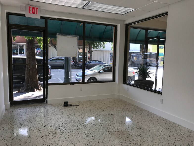 1101-1111 SW 8th St, Miami, FL à louer - Photo de l’immeuble – Image 3 sur 12