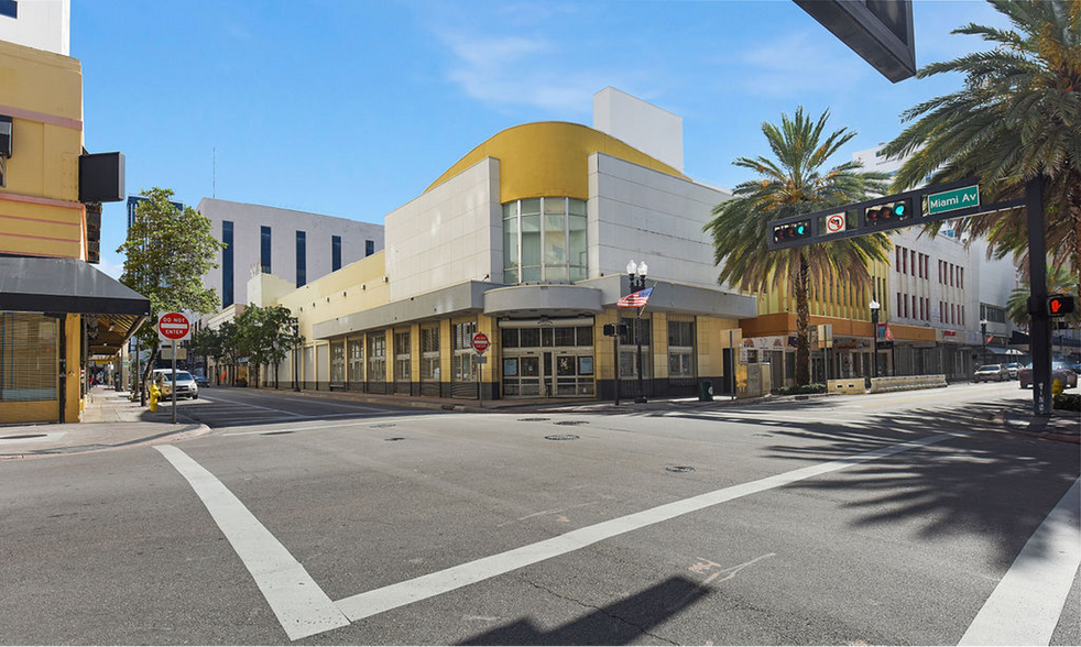 1 E Flagler St, Miami, FL à louer - Photo de l’immeuble – Image 2 sur 7