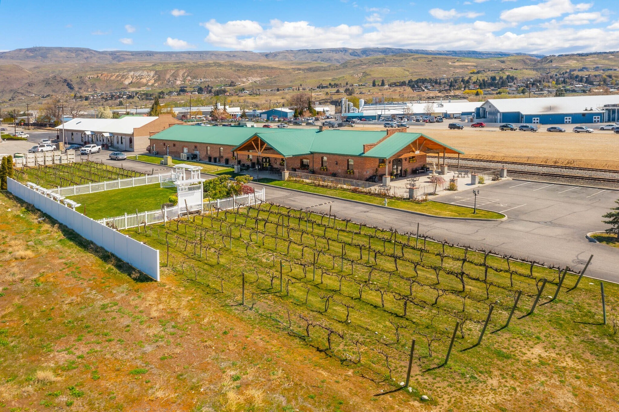 1 Vineyard Way, Wenatchee, WA à vendre Photo principale– Image 1 sur 15