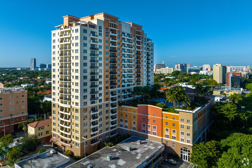 3232 Coral Way, Miami, FL à louer - Photo principale – Image 1 sur 11