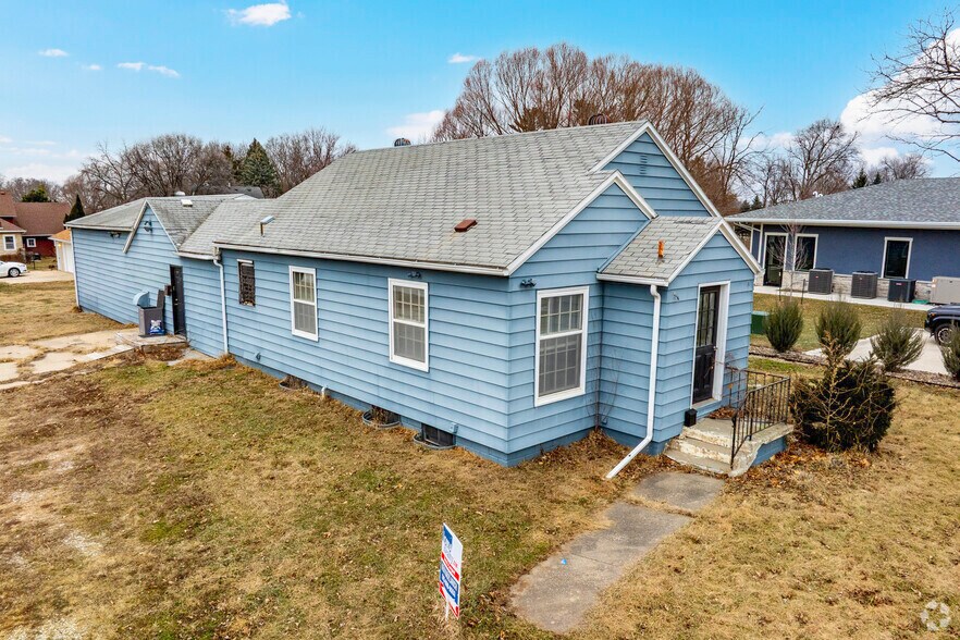 1305 Sunset Dr, Norwalk, IA à vendre - Photo principale – Image 1 sur 8