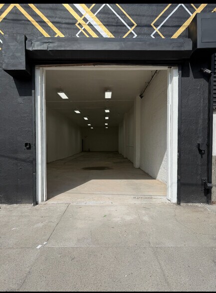 984 E 35th St, Brooklyn, NY à louer - Photo de l’immeuble – Image 3 sur 4