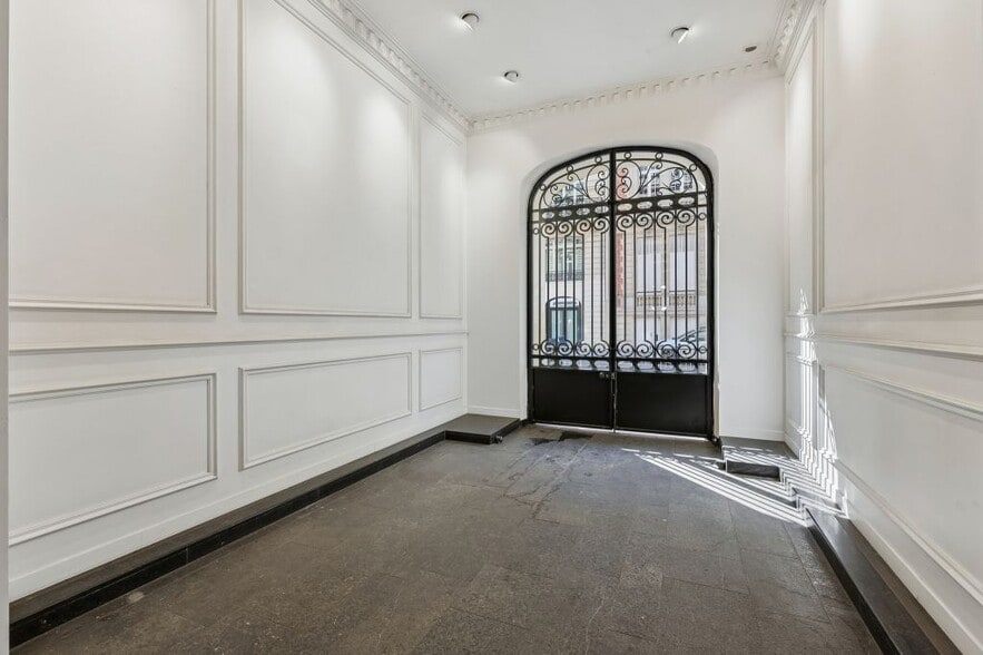 61 Rue Pierre Charron, Paris à louer - Hall d’entrée – Image 2 sur 9