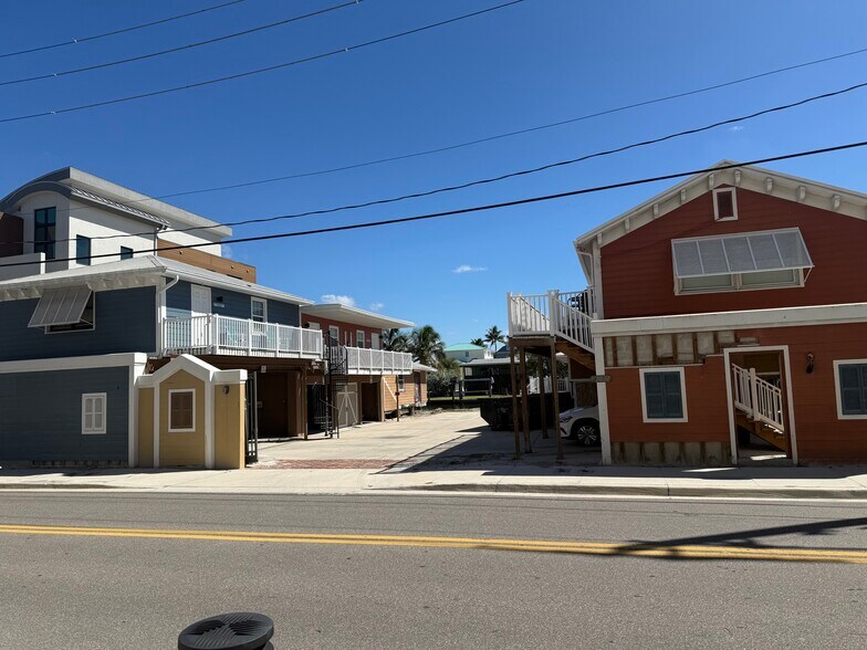 202 Crescent St, Fort Myers Beach, FL à louer - Photo de l’immeuble – Image 3 sur 9