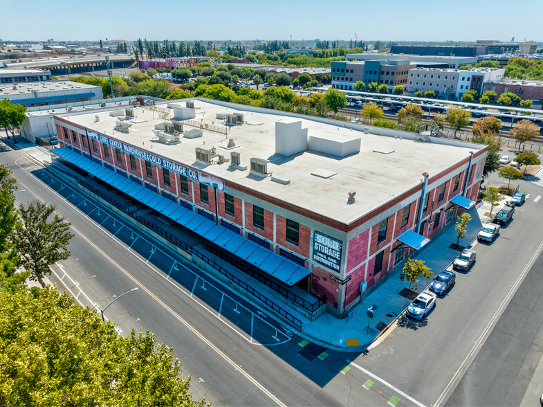 747 R St, Fresno, CA à louer - Photo de l’immeuble – Image 1 sur 19