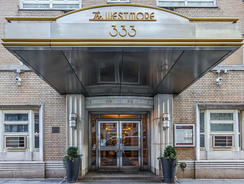 333 W 57th St, New York, NY à louer - Photo de l’immeuble – Image 2 sur 5