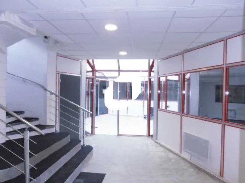 Local d’activités dans Voisins-le-Bretonneux à louer Hall d’entrée– Image 1 sur 11