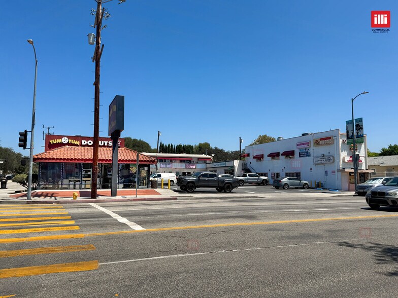 11685 Magnolia Blvd, North Hollywood, CA à louer - Photo de l’immeuble – Image 3 sur 10