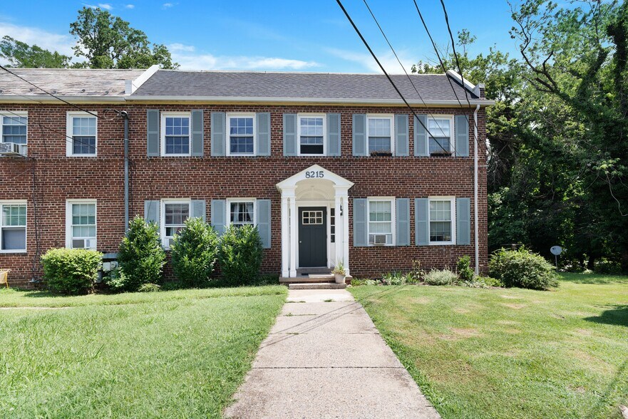 8215 Schrider St, Silver Spring, MD à vendre - Photo de l’immeuble – Image 2 sur 19