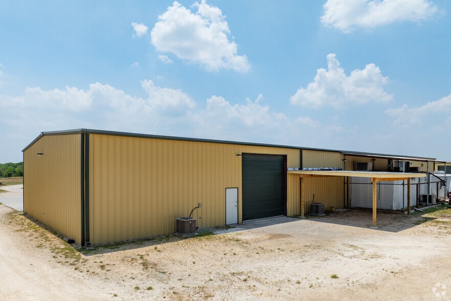 410 Millennium Dr, Kyle, TX à louer - Photo de l’immeuble – Image 3 sur 20