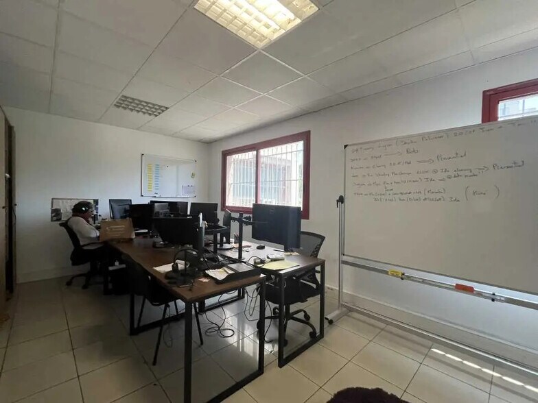 620 Avenue De La Roche-Fourcade, Aubagne à louer - Photo de l’immeuble – Image 2 sur 8