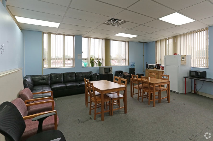 970 New Brunswick Ave, Rahway, NJ à louer - Photo intérieure – Image 3 sur 17