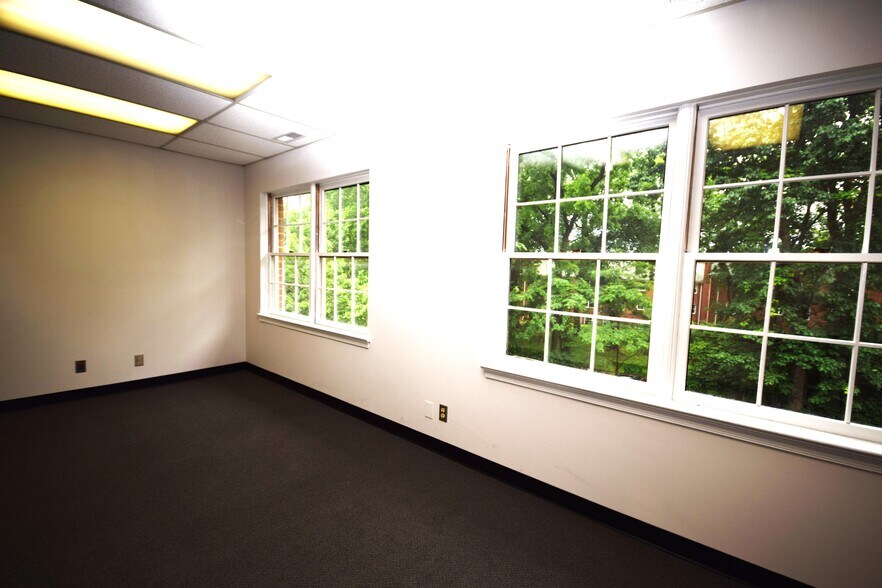 121-123 Rowell Ct, Falls Church, VA à louer - Photo de l’immeuble – Image 3 sur 8
