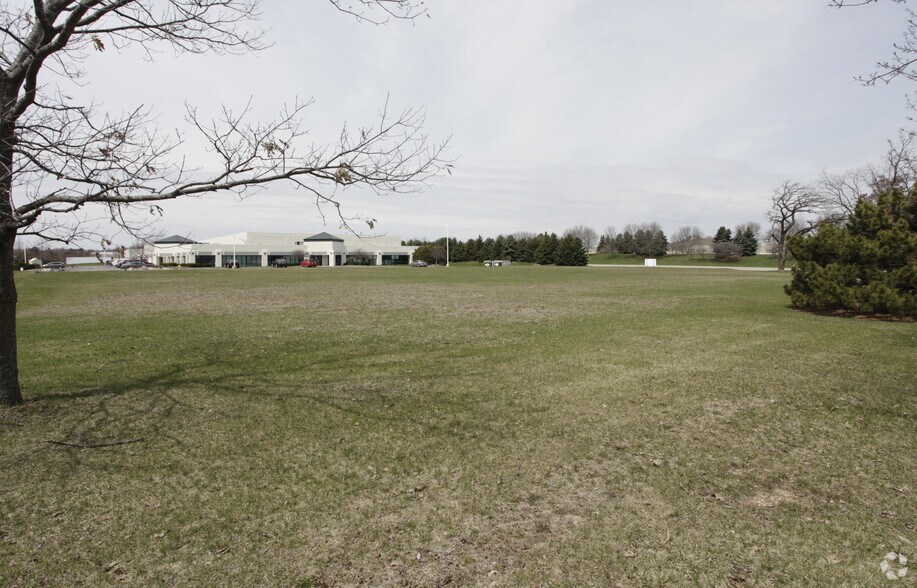 1270 Corporate Center Dr, Oconomowoc, WI à vendre - Photo de l’immeuble – Image 2 sur 2