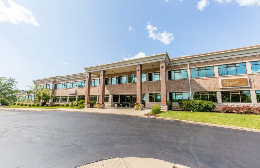 17280 W North Ave, Brookfield, WI à louer - Photo de l’immeuble – Image 3 sur 12