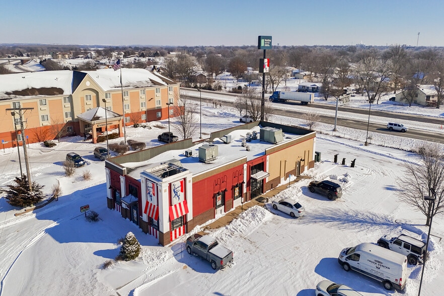 2613 Candlewood Dr, Emporia, KS à louer - Photo de l’immeuble – Image 3 sur 15